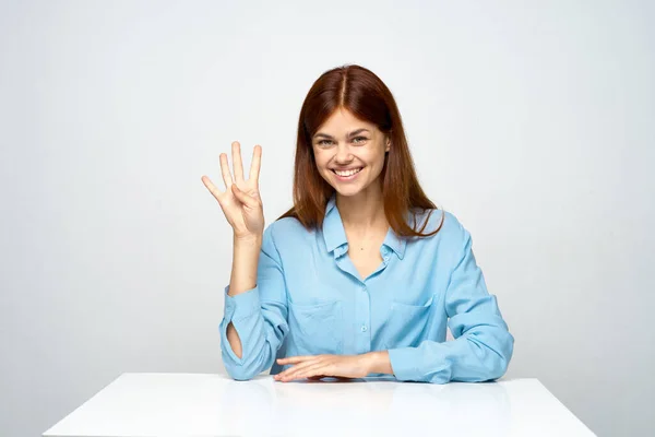 Genç Güzel Bir Kadını Ofiste Oturuyor Sana Parmaklarını Gösteriyor — Stok fotoğraf