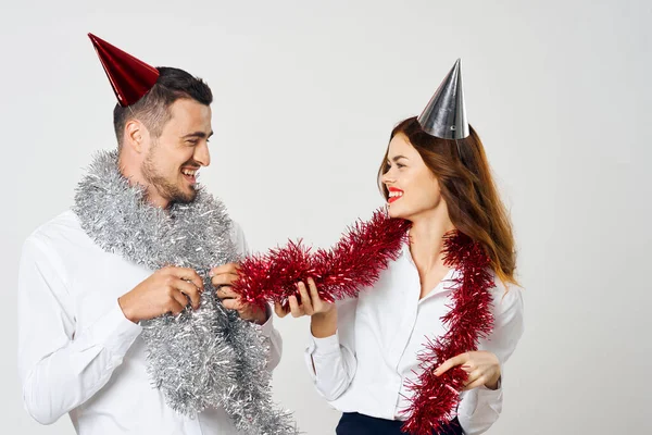 Retrato Jovem Casal Bonito Comemorando Novo Ano Chapéus Festa — Fotografia de Stock