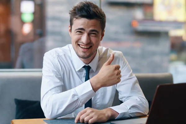 Jonge Gelukkige Zakenman Met Laptop Kantoor — Stockfoto