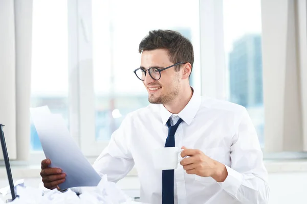 Yong Handsome Businessman Reading Documents — Stock Photo, Image