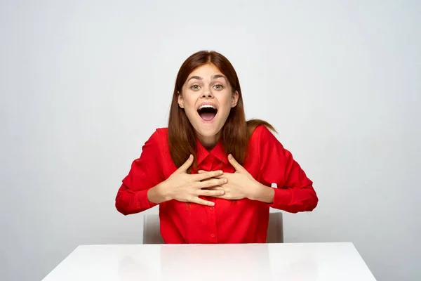 Junge Aufgeregte Geschäftsfrau Sitzt Schreibtisch Isoliert Auf Weiß — Stockfoto