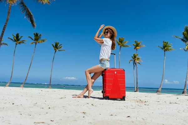 Mujer Joven Con Maleta Roja Playa —  Fotos de Stock