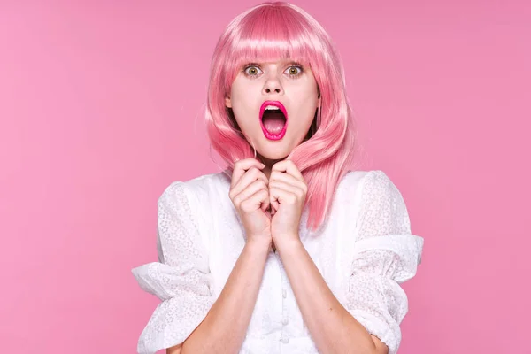 Junge Schöne Frau Mit Pinkfarbener Perücke Posiert Studio — Stockfoto