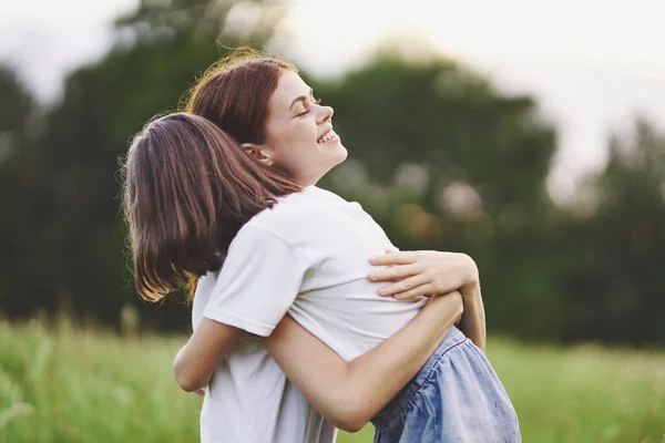 Young Mother Her Daughter Having Fun Camomile Field — Stock Photo, Image