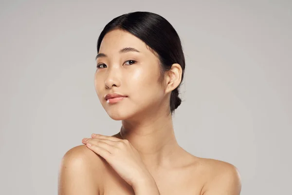 Студійний Знімок Молода Азіатська Жінка Позує Сірий — стокове фото