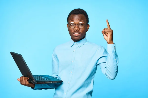 Joven Empresario Africano Sosteniendo Portátil Aislado Sobre Fondo Azul — Foto de Stock