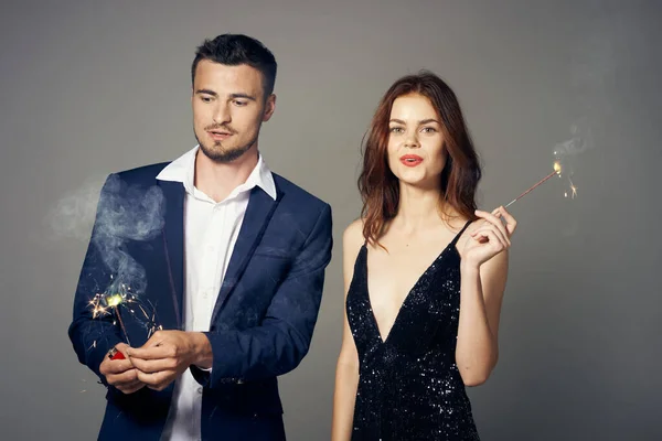 Retrato Jovem Casal Bonito Comemorando Novo Ano Com Sparklers — Fotografia de Stock