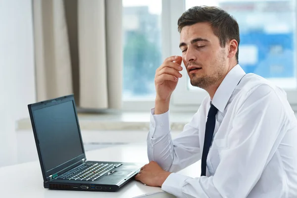 Jovem Empresário Cansado Trabalhando Com Laptop Escritório — Fotografia de Stock