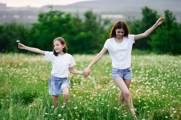 Young Mother Her Daughter Having Fun Camomile Field — Stock Photo, Image