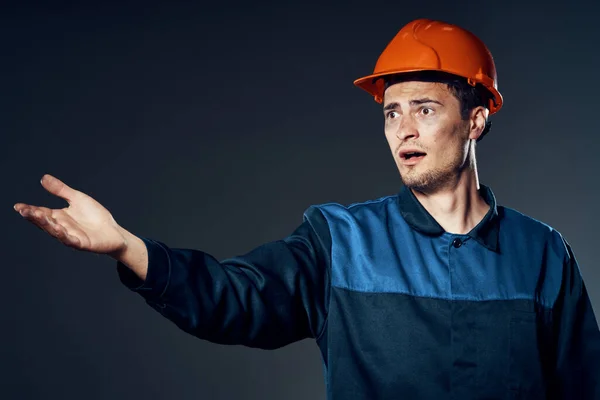 Der Junge Mann Arbeitskleidung Und Helm Ist Überrascht Studioaufnahme — Stockfoto