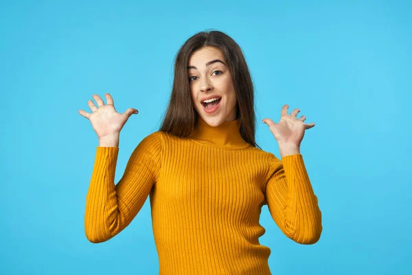 Giovane Donna Con Mani Alto Studio Isolato Sfondo Blu — Foto Stock