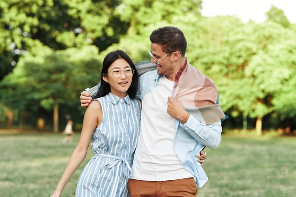 Jovem Casal Divertindo Parque — Fotografia de Stock