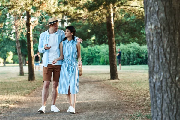 Junges Paar Hat Spaß Park — Stockfoto