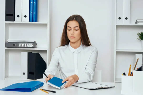 Jonge Zakenvrouw Werkt Aan Een Bureau Het Kantoor — Stockfoto