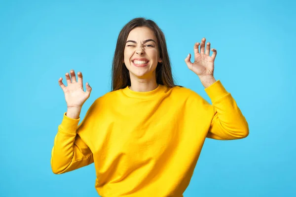 Giovane Donna Con Mani Alto Studio Isolato Sfondo Blu — Foto Stock