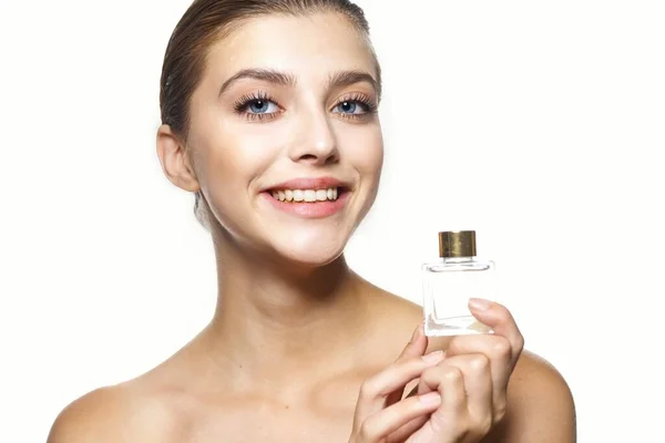 Portret Młodej Pięknej Kobiety Butelką Perfum Zdjęcia Studyjne — Zdjęcie stockowe