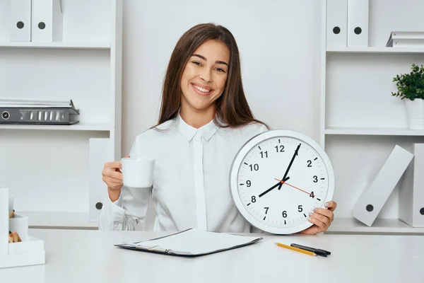 Junge Geschäftsfrau Sitzt Mit Uhr Schreibtisch Büro — Stockfoto