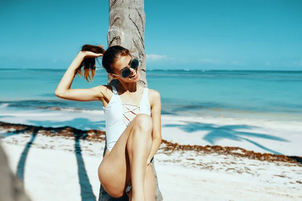 Ung Vacker Kvinna Poserar Stranden — Stockfoto