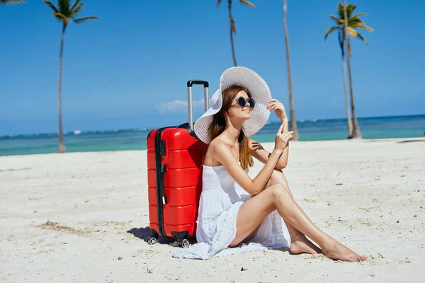 Mujer Joven Con Maleta Roja Playa —  Fotos de Stock
