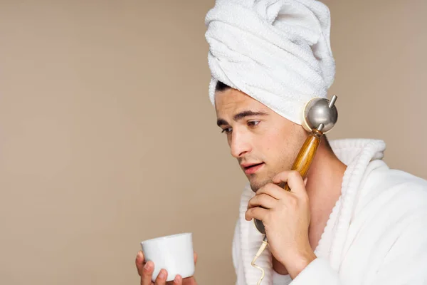 목욕하는 정서적 남자와 커피를 마시고 빈티지 전화기로 얘기하는 스튜디오 고립됨 — 스톡 사진