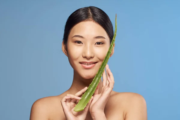 Joven Hermosa Mujer Asiática Posando Con Aloe Vera Hoja —  Fotos de Stock