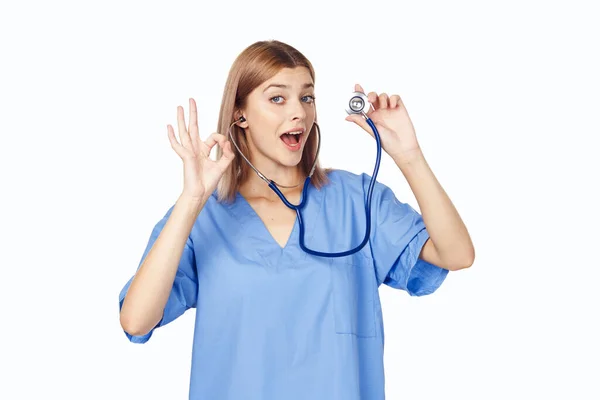 Joven Médico Mostrando Aislado Sobre Fondo Blanco —  Fotos de Stock