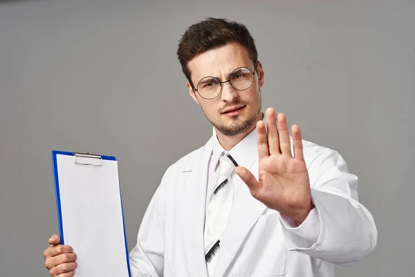 Stüdyo Çekimi Tecrit Edilmiş Arka Planda Durduğunu Gösteren Genç Doktor — Stok fotoğraf