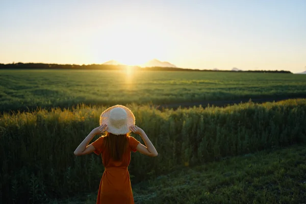 Jovem Posando Campo Trigo Pôr Sol — Fotografia de Stock