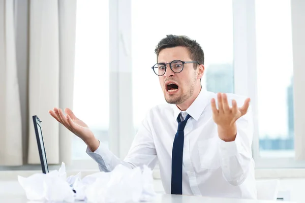 Jovem Empresário Irritado Emocional Escritório — Fotografia de Stock