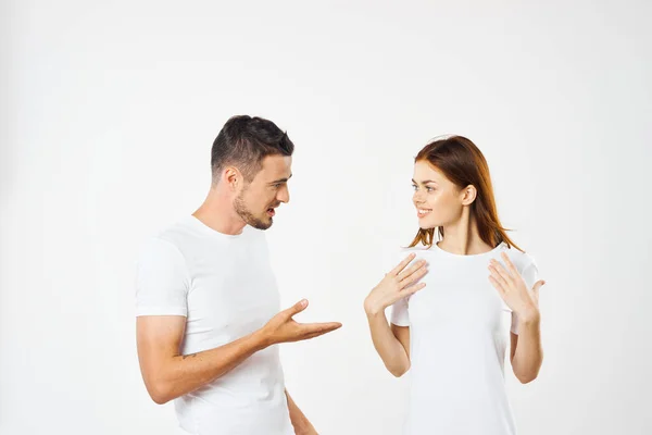 Joven Hermosa Pareja Camisetas Posando Estudio Sobre Fondo Aislado — Foto de Stock