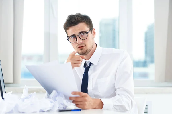 Jeune Homme Affaires Beau Bureau Avec Des Documents — Photo