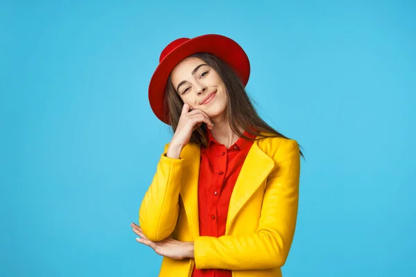 Jovem Mulher Bonita Casaco Amarelo Chapéu Vermelho Estúdio Com Fundo — Fotografia de Stock