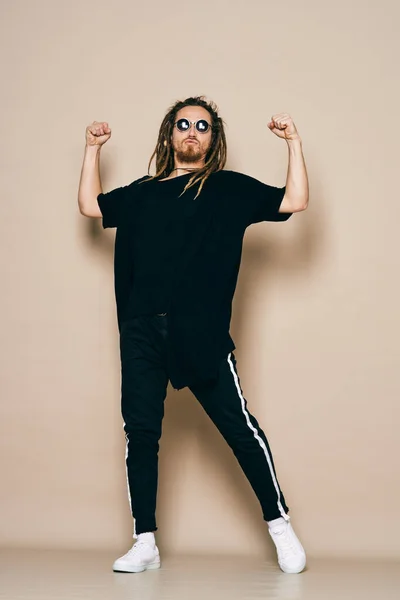 Grabado Estudio Guapo Joven Bailarín Masculino Con Rastas — Foto de Stock