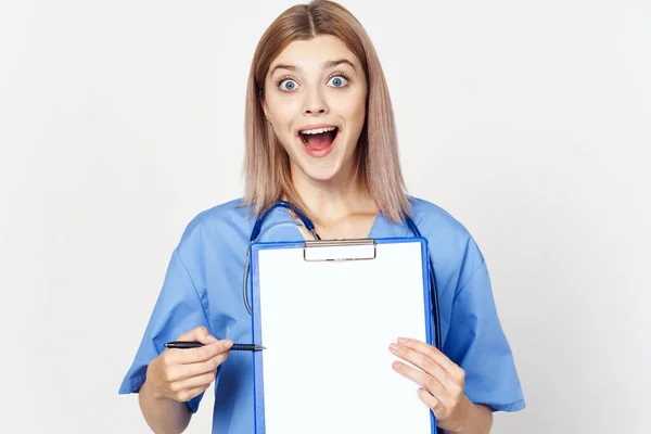 Jeune Femme Médecin Avec Document Isolé Sur Fond Blanc — Photo