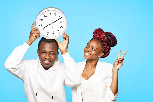 Jeune Beau Couple Posant Avec Horloge Studio Sur Fond Bleu — Photo