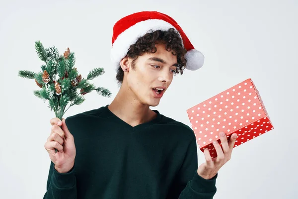 Νεαρός Όμορφος Άνδρας Κρατώντας Χριστουγεννιάτικο Δώρο Στο Στούντιο — Φωτογραφία Αρχείου
