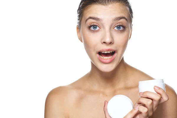 Estudio Joven Hermosa Mujer Con Crema Producto Belleza Sobre Fondo — Foto de Stock