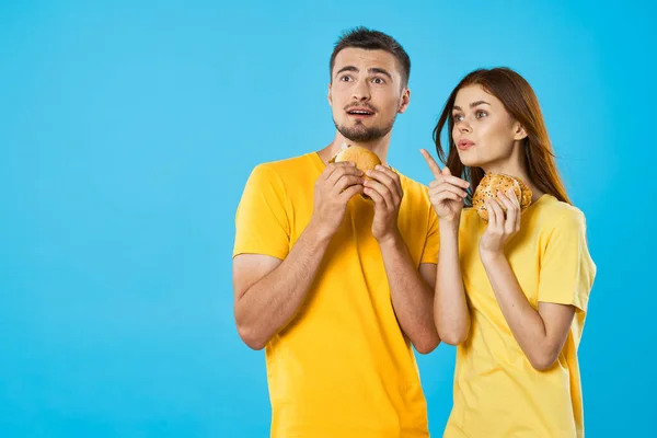 Joven Hermosa Pareja Comiendo Hamburguesas Captura Estudio — Foto de Stock