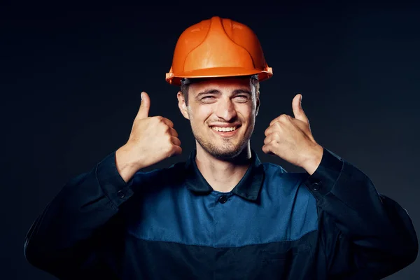 Tiro Estúdio Trabalhador Industrial Capacete Laranja Com Polegares Para Cima — Fotografia de Stock