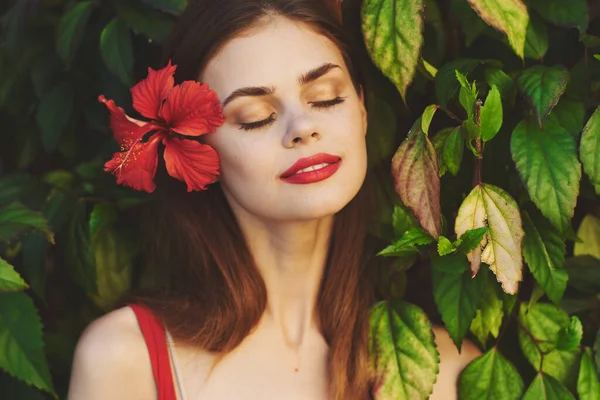 Ung Vacker Kvinna Poserar Med Blomma Håret — Stockfoto