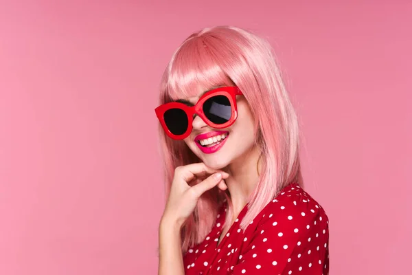 Młoda Piękna Kobieta Różowej Peruce Okularach Przeciwsłonecznych Pozowanie Studio — Zdjęcie stockowe
