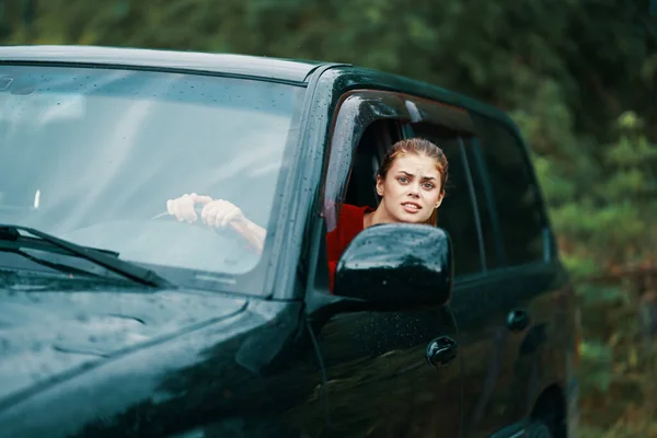 Νεαρή Όμορφη Συναισθηματική Γυναίκα Οδηγός Στο Αυτοκίνητο — Φωτογραφία Αρχείου