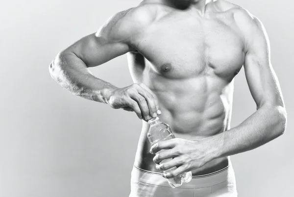 Στιγμιότυπο Αρσενικό Bodybuilder Αθλητής Νερό — Φωτογραφία Αρχείου