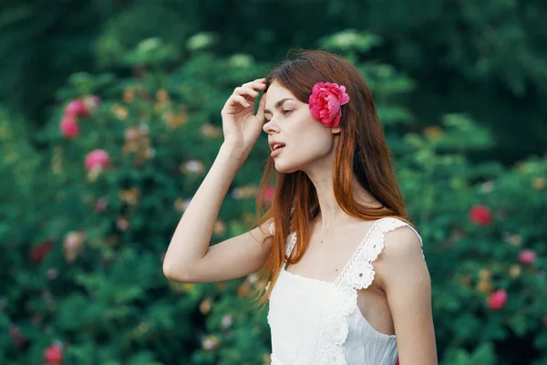 Jeune Femme Avec Fleur Rose Dans Jardin — Photo