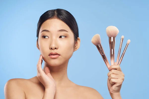Beautiful Asian Woman Holding Brushes — 스톡 사진