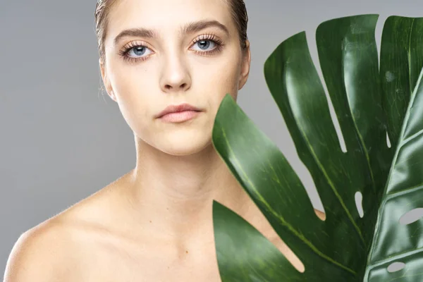 Jovem Modelo Bonito Posando Com Folha Estúdio — Fotografia de Stock