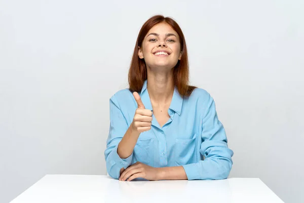 Jeune Belle Femme Affaires Assise Bureau Avec Pouce Levé — Photo