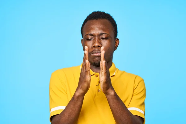 Genç Afrikalı Bir Adam Mavi Arka Planda Izole Edilmiş Bir — Stok fotoğraf