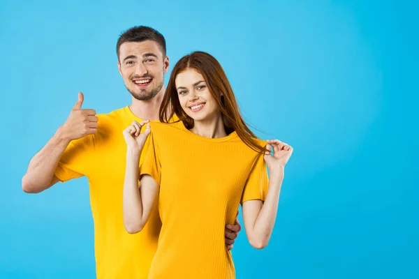 Junger Schöner Mann Und Frau Atelier Auf Blauem Hintergrund — Stockfoto