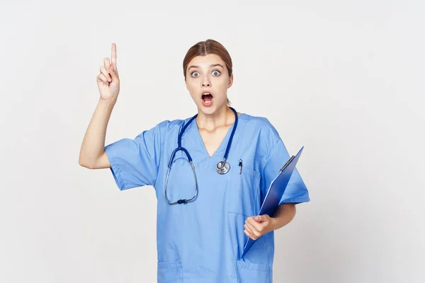 Studio Shot Young Woman Doctor Document Has Idea Isolated Background — Stock Photo, Image